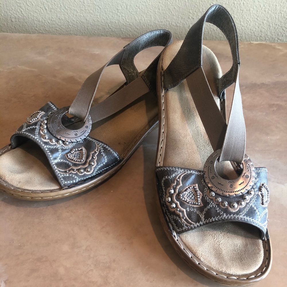 Risked sandals bronze
